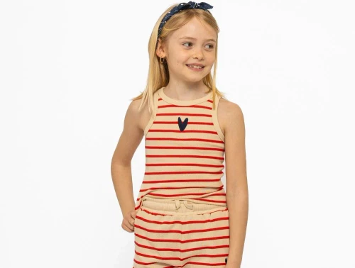 Pige med rødstribet tank top fra THE NEW med moerkeblåt broderet hjerte forfra